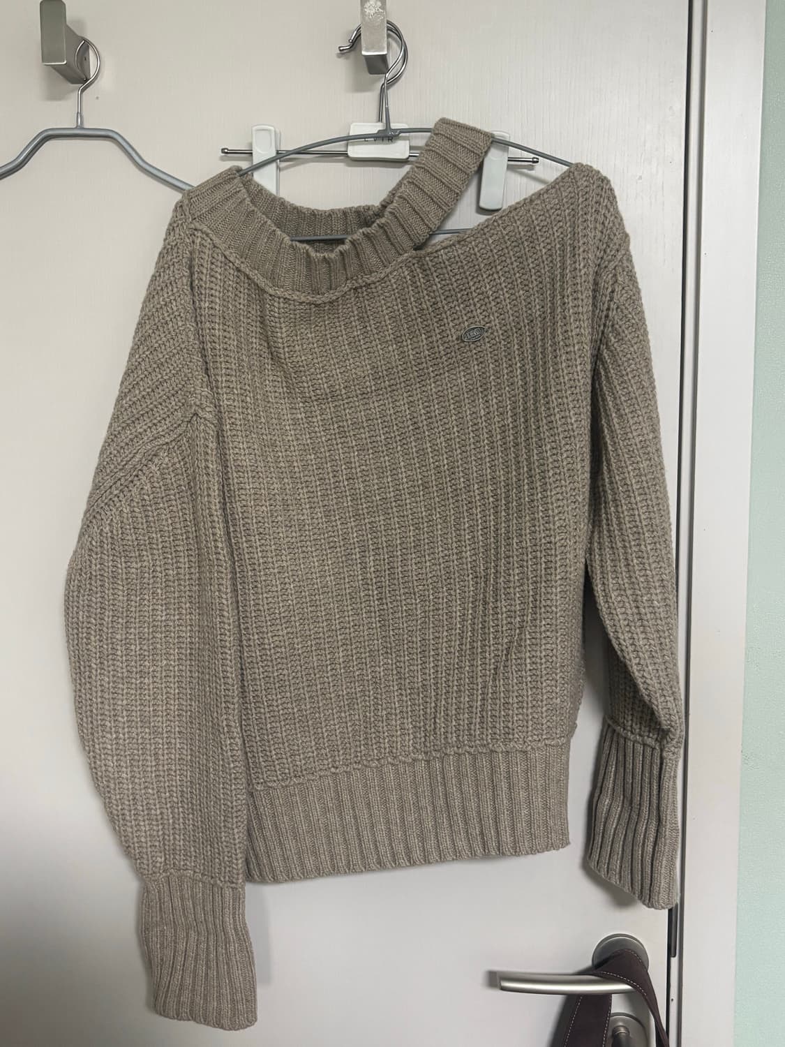 보헤미안서울 컷아웃 니트/ 판매가 129,000 상품이미지1