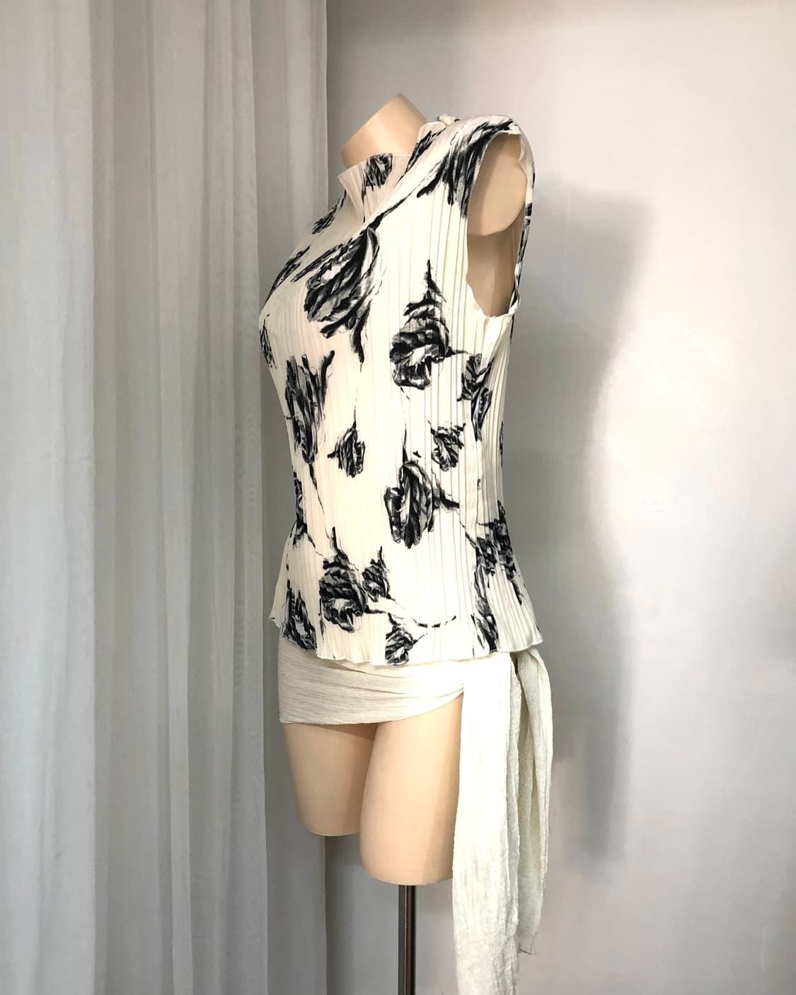 black rose pattern pleated sleeveless 상품이미지2