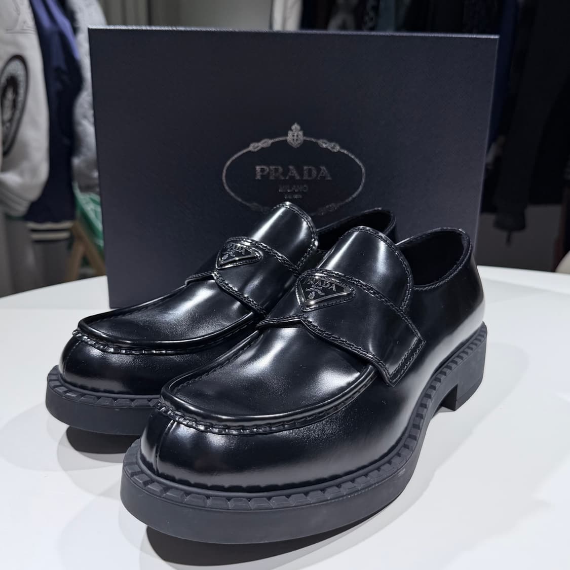 (A/9) / 프라다 초콜릿 브러시드 레더 가죽 로퍼 블랙 상품이미지1