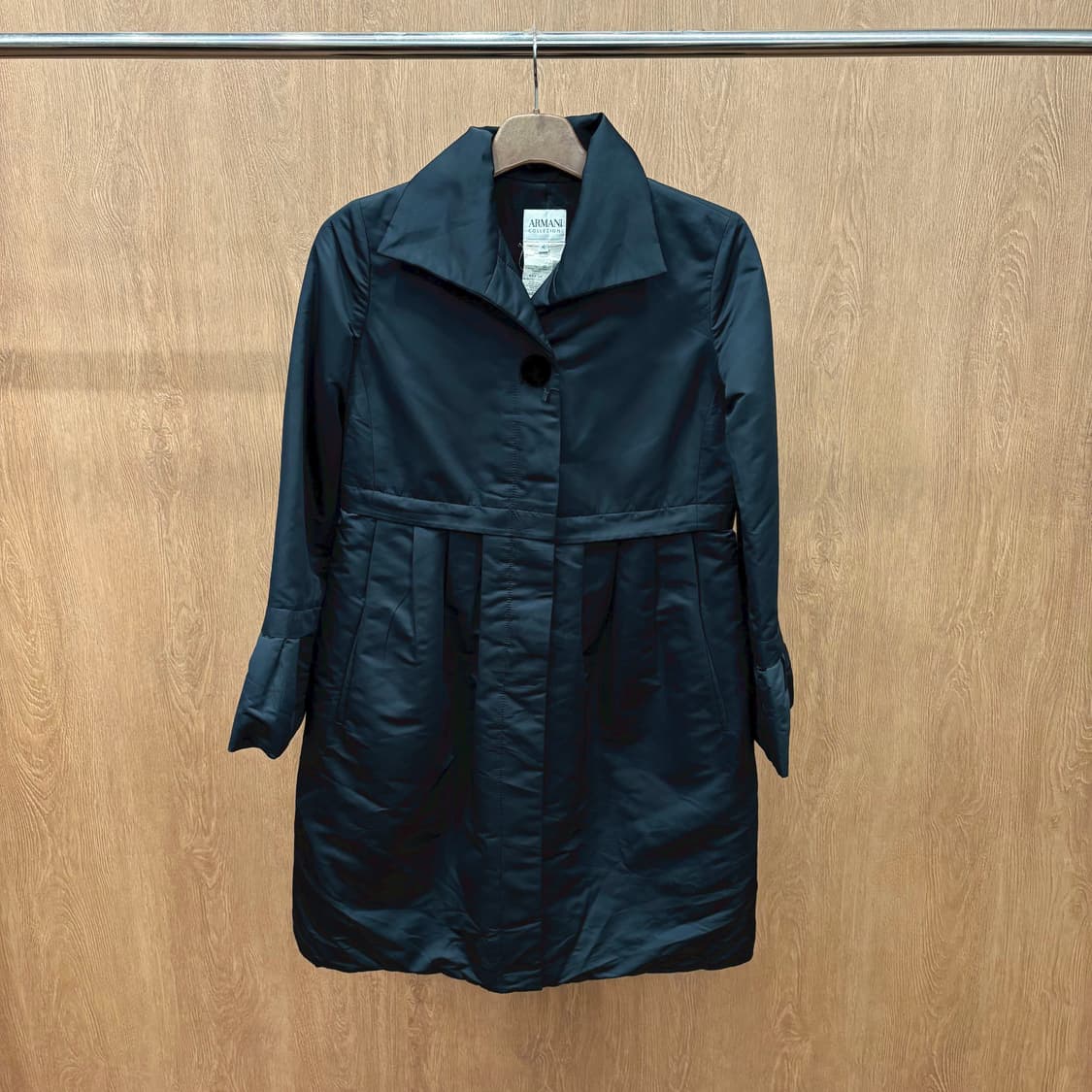 아르마니 꼴레지오니 새틴 나일론 퍼프 코트 플리츠 주름 디테일 블랙 상품이미지2