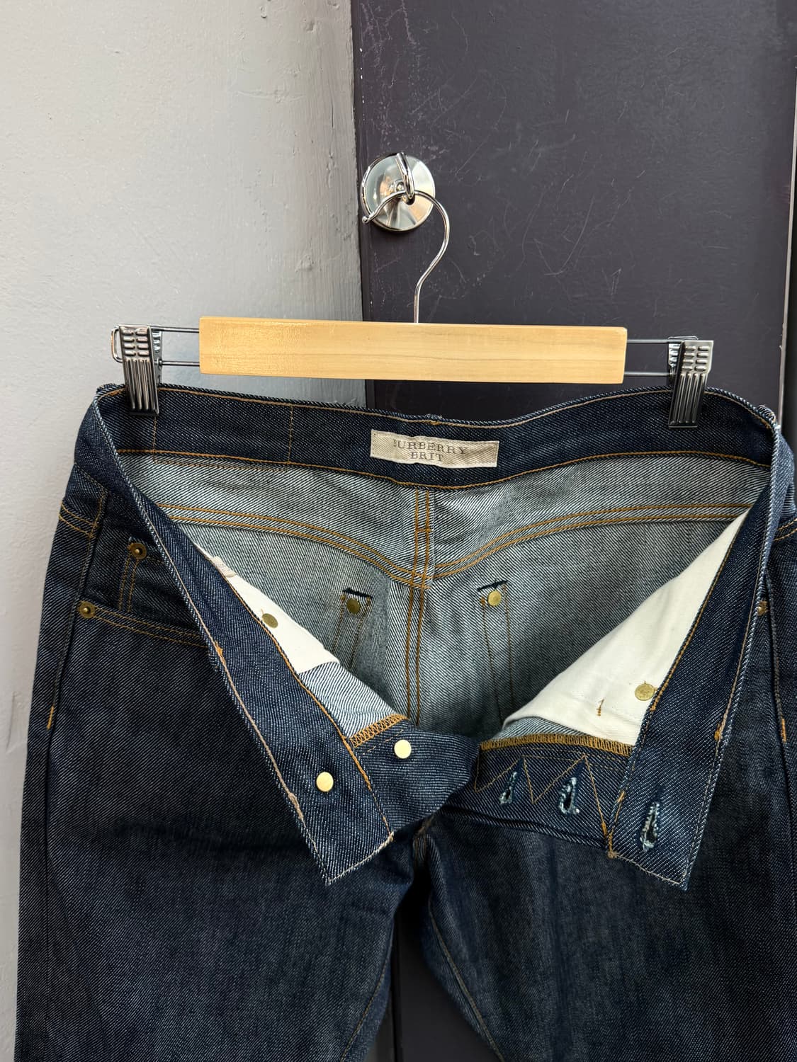 32/ 버버리 브릿 레더 백패치 스탠다드 데님팬츠 상품이미지6