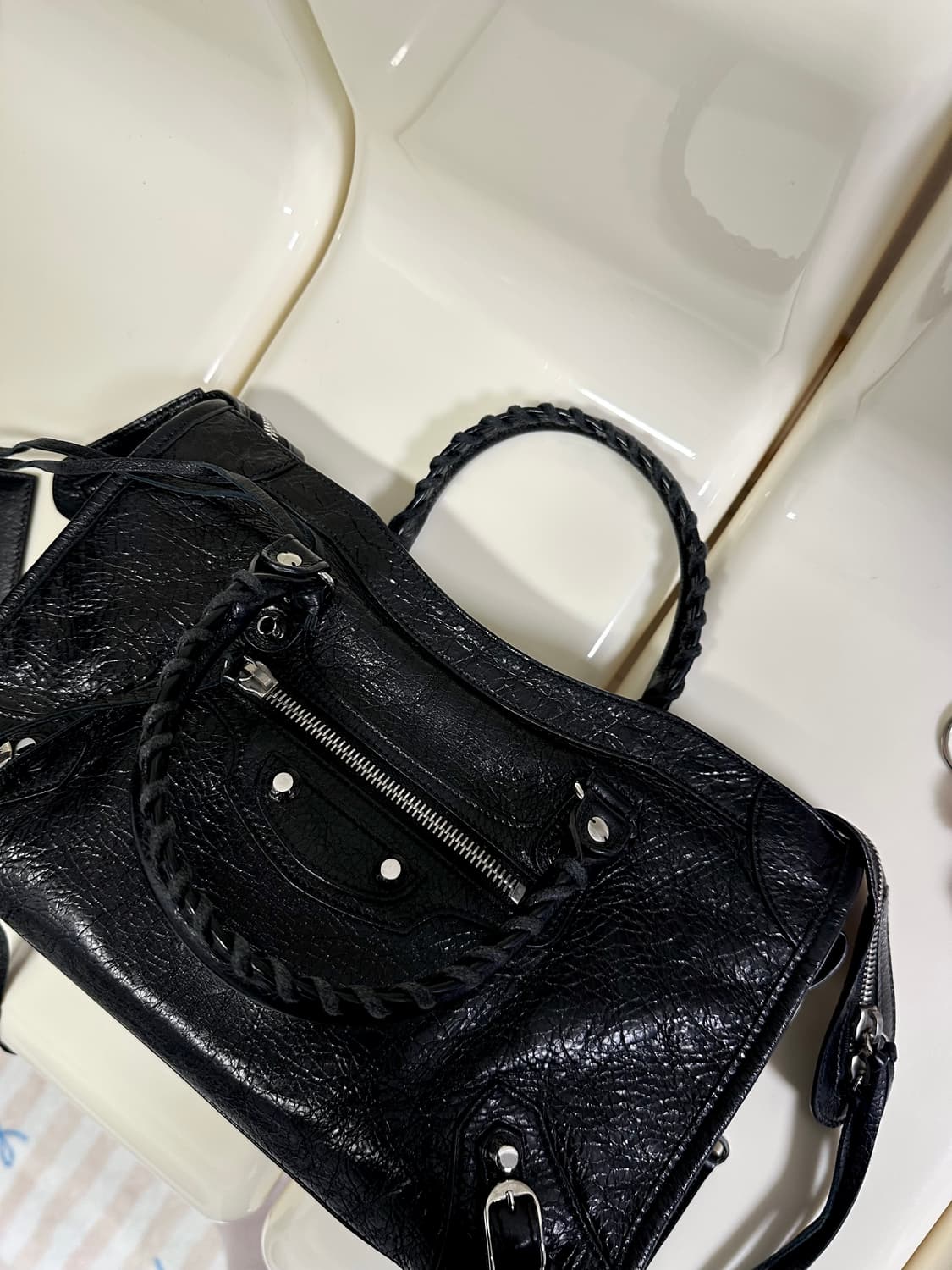 [SA 정품] 발렌시아가 시티 모터백 스몰 로고스트랩 상품이미지3