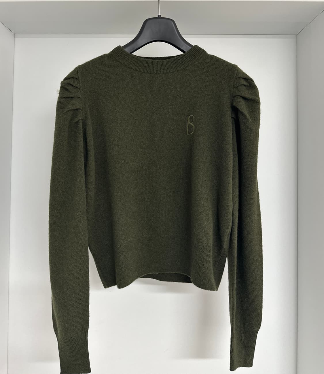 [베르니스] 여성 퍼프숄더 로고 자수 니트 상품이미지2