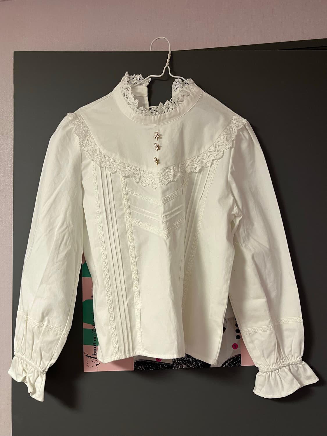 바이탈싸인 하이넥 레이스 블라우스 상품이미지1