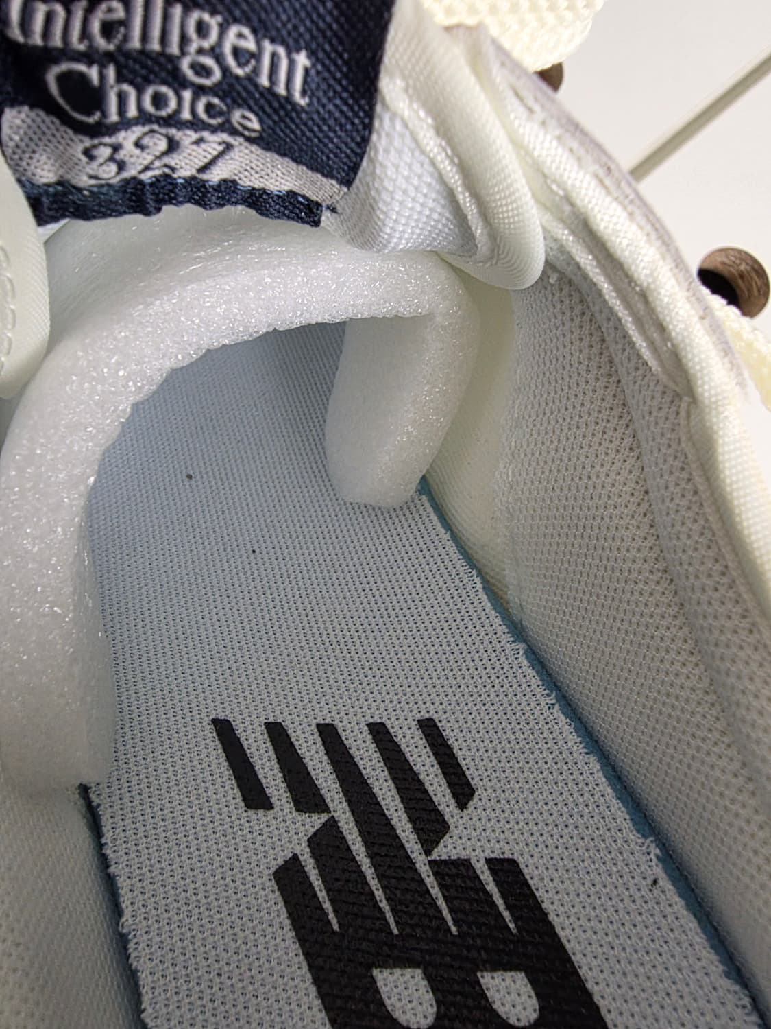 뉴발란스 327 아이보리/네이비 컬러 스니커즈 상품이미지4