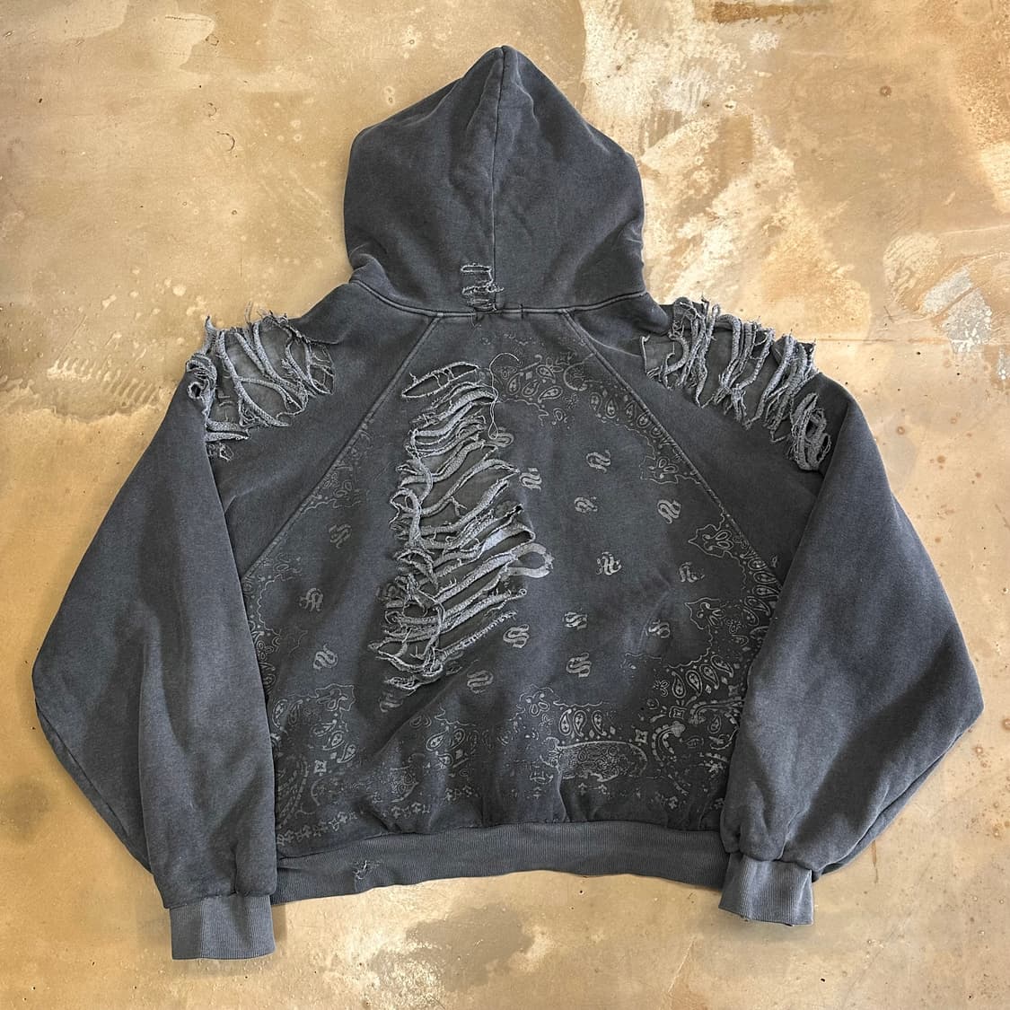 L 써저리 페이즐리디스트로이드 차콜 후드티 상품이미지3