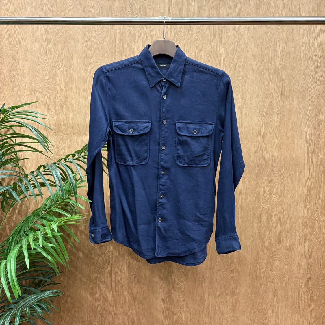 띠어리 린넨 긴팔 셔츠 더블 플랩 포켓 버튼 심플 디테일 네이비 상품이미지1