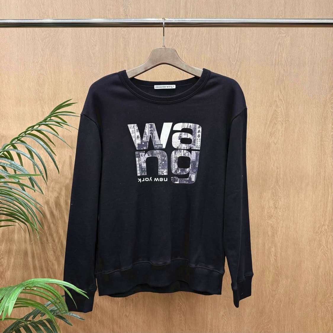 알렉산더왕 맨투맨 전면 빅 로고 그래픽 프린팅 디테일 블랙 상품이미지1