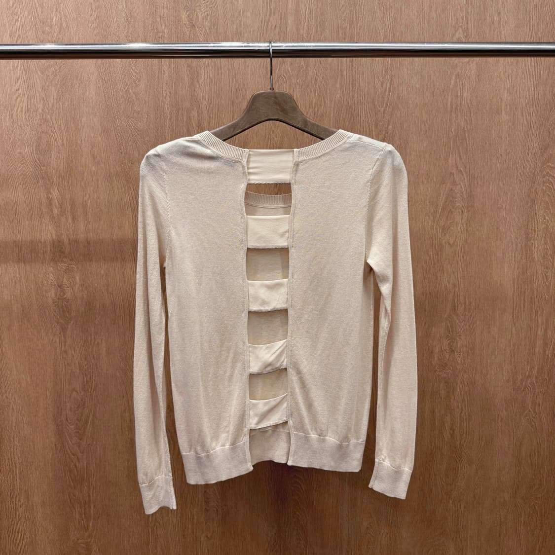 산드로 니트 탑 백 오픈 컷아웃 디테일 라운드넥 슬림핏 베이지 상품이미지3