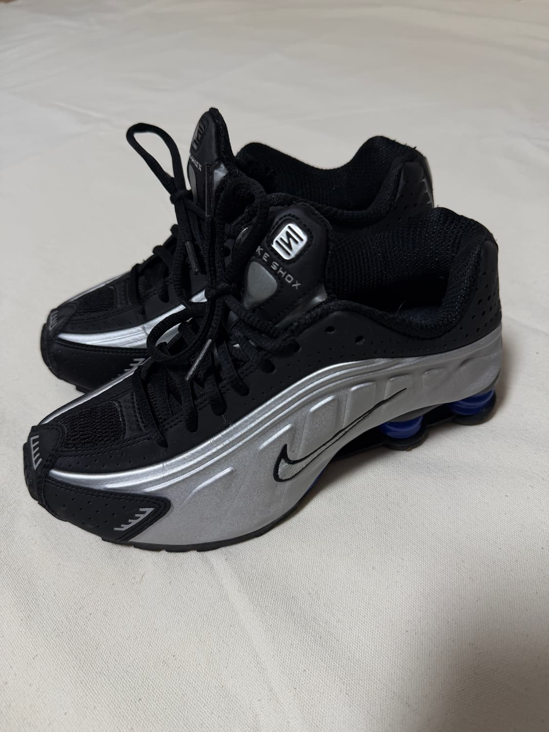 (W) 나이키 샥스 R4 메탈릭 실버 앤 블랙 상품이미지2