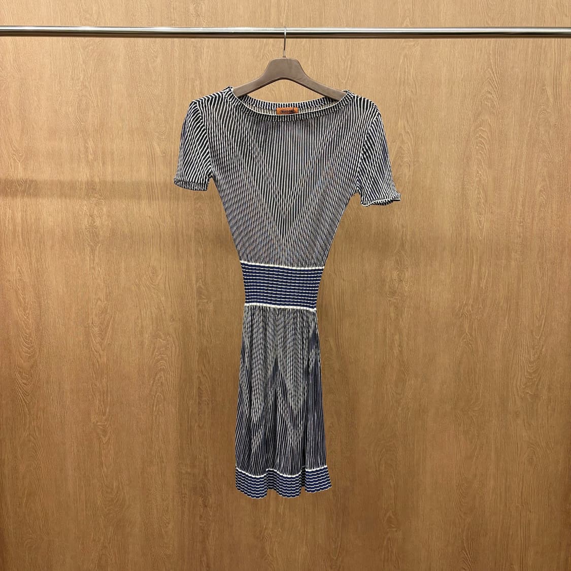 미쏘니 반팔 니트 미디 원피스 스트라이프 패턴 배색 밴드 디테일 블루 상품이미지2