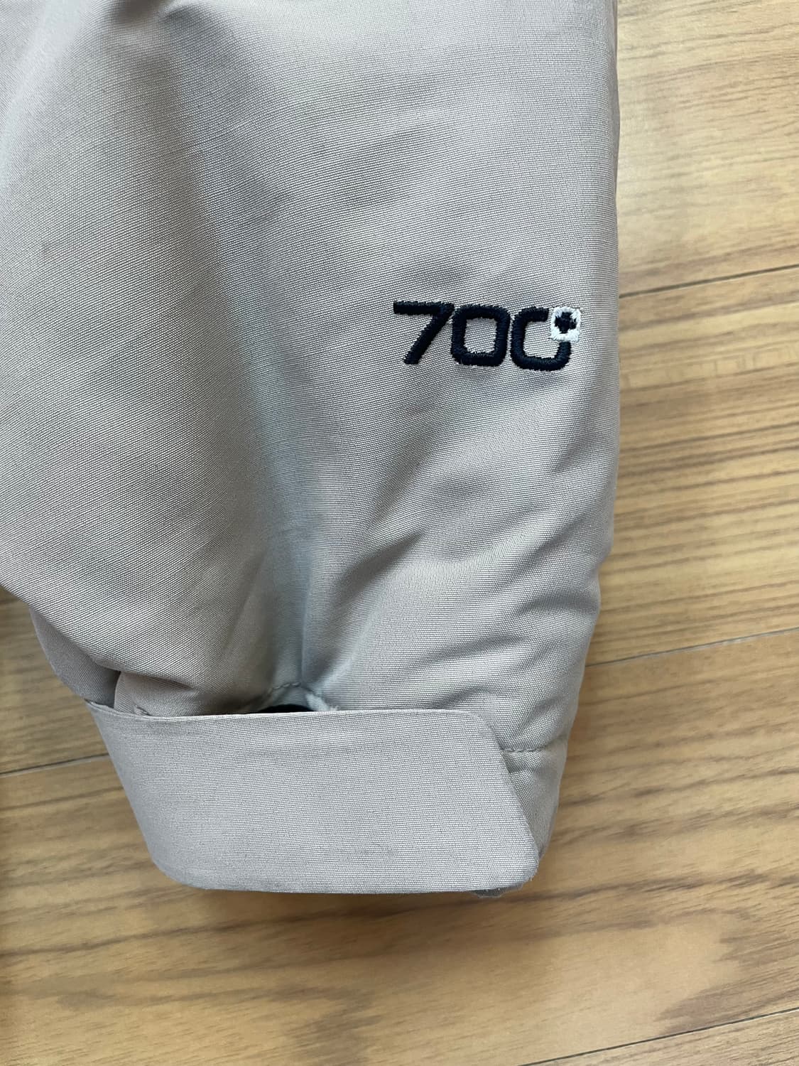 아이더 베이지색 패딩 XL 사이즈입니다. 
후드에 털이 달려있어 따뜻해보 상품이미지4