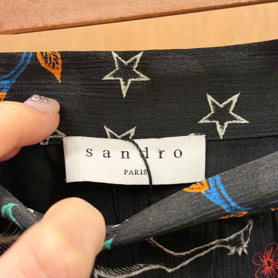 산드로 밴딩 플리츠 롱 스커트 유니크 패턴 프린팅 디테일 블랙 상품이미지7