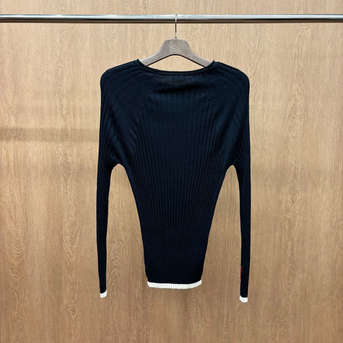 아르마니 진스 라운드넥 긴팔 니트 배색 시보리 마감 디테일 블랙 상품이미지3