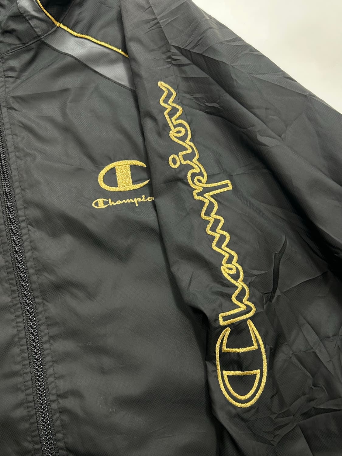 Champion

챔피온 00s 금색로고 바람막이 상품이미지2