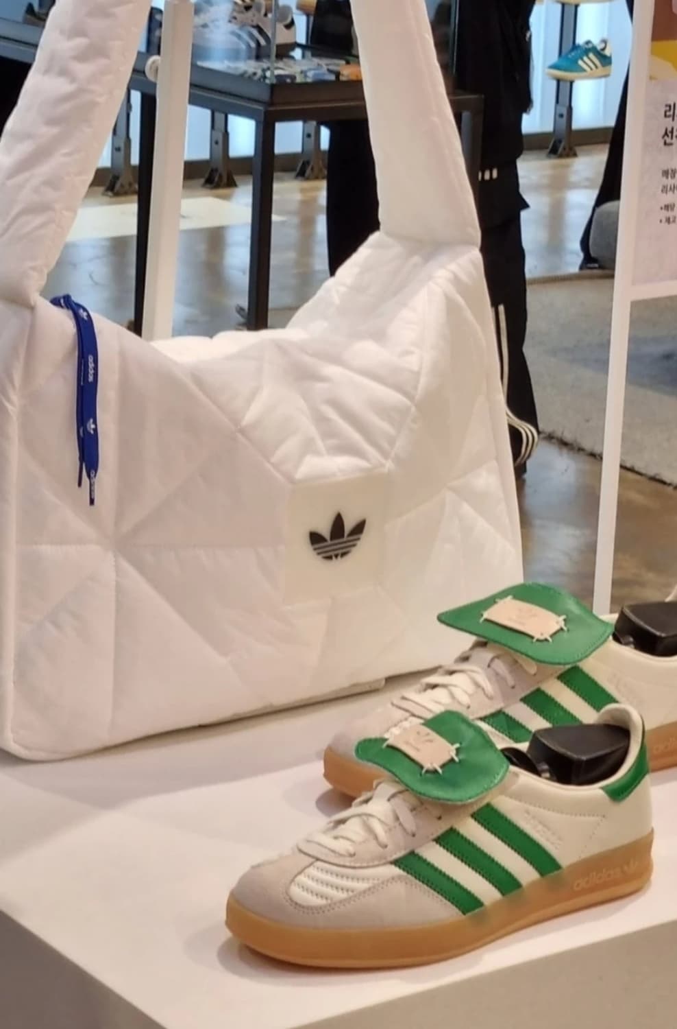 새상품) 아디다스 한정판 가방 크로스백 패딩백 구름백 상품이미지2