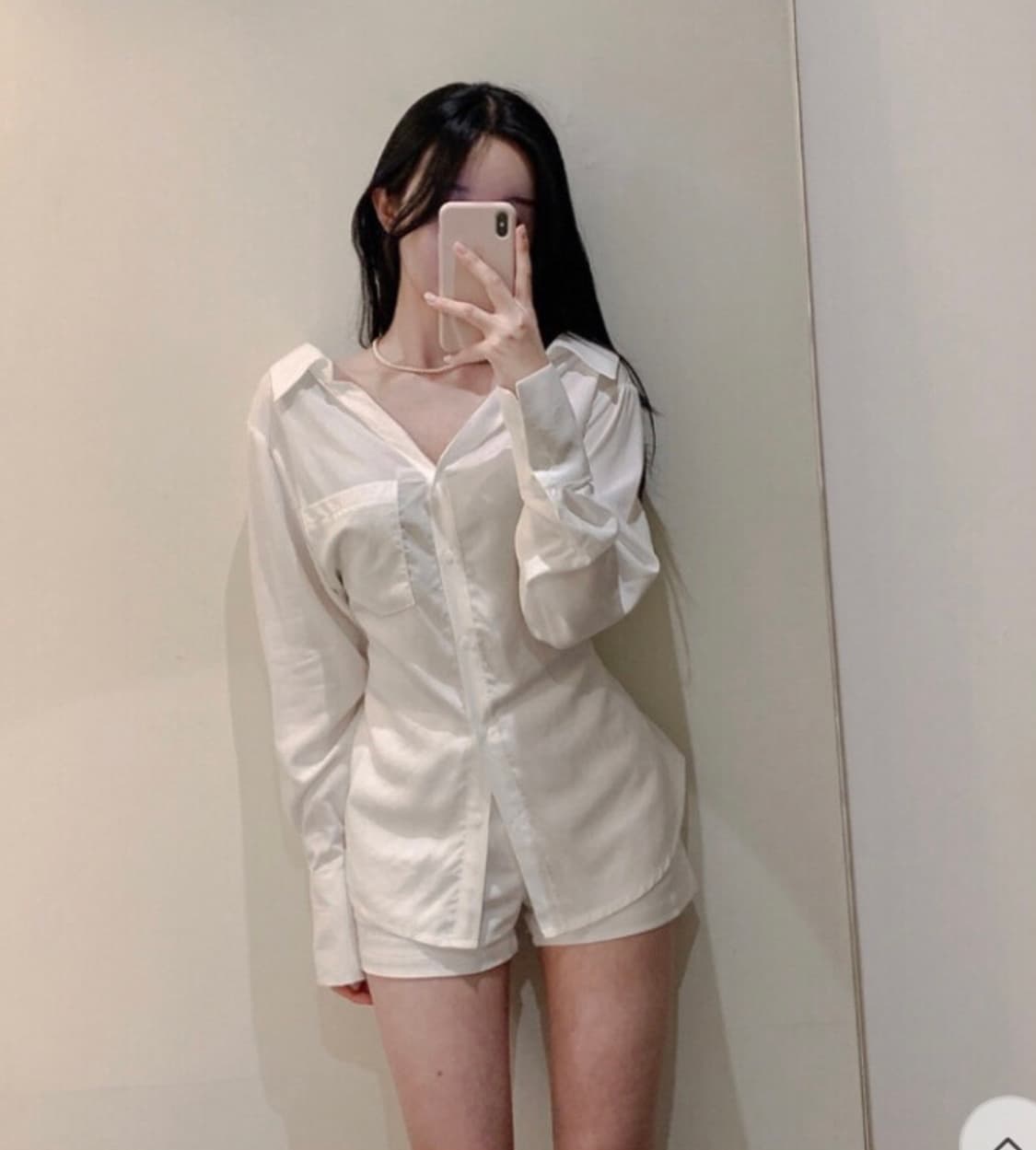 딥 넥 실키 블라우스 상품이미지1