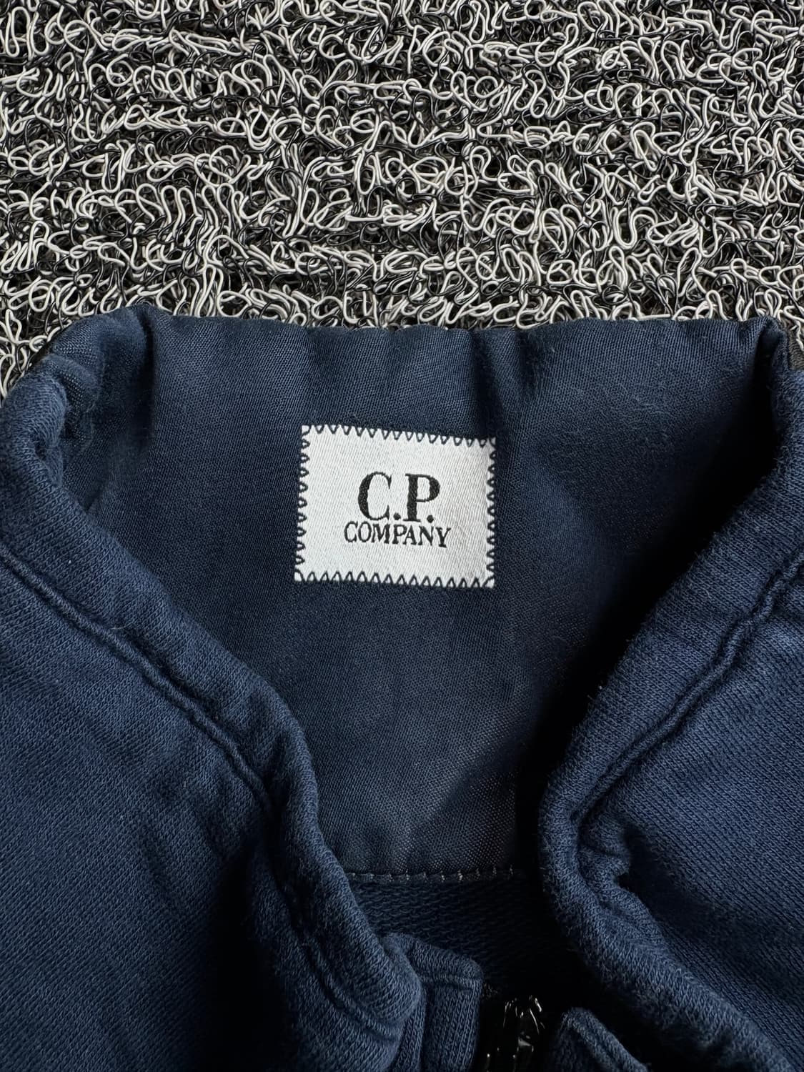 Cp company 씨피컴퍼니 렌즈 와펜 반집업 맨투맨 3015 상품이미지3