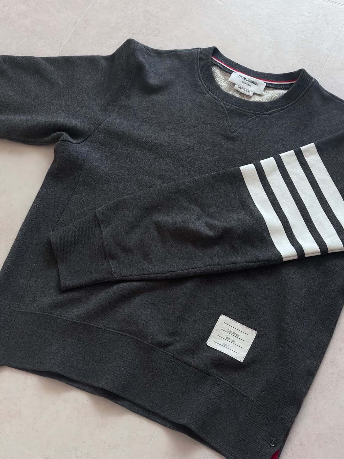 톰브라운 차콜 맨투맨 상품이미지1