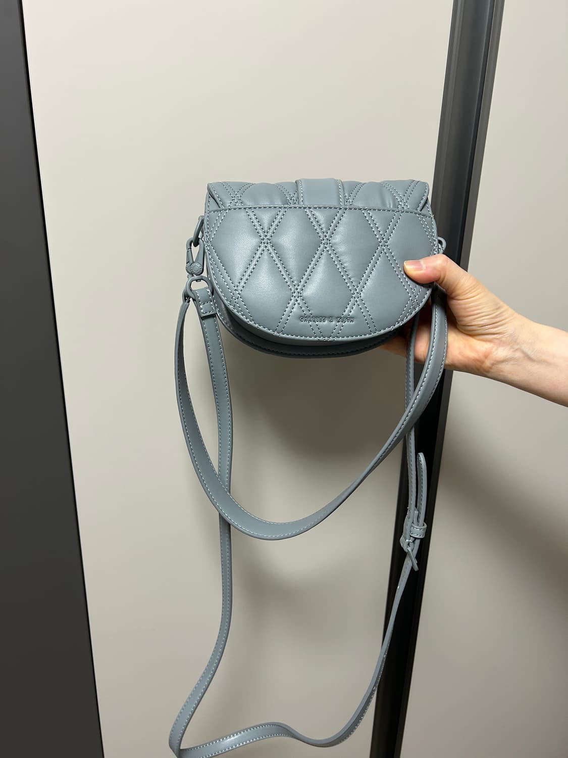 찰스앤키스 퀼팅 크로스백 하늘색 상품이미지3