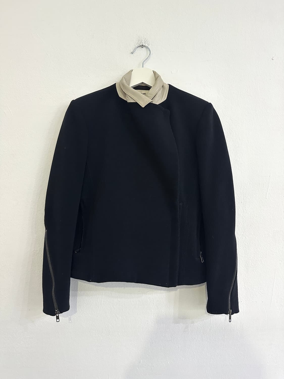 헬무트랭 사선 지퍼 램스킨 트리밍 크롭 자켓 상품이미지3