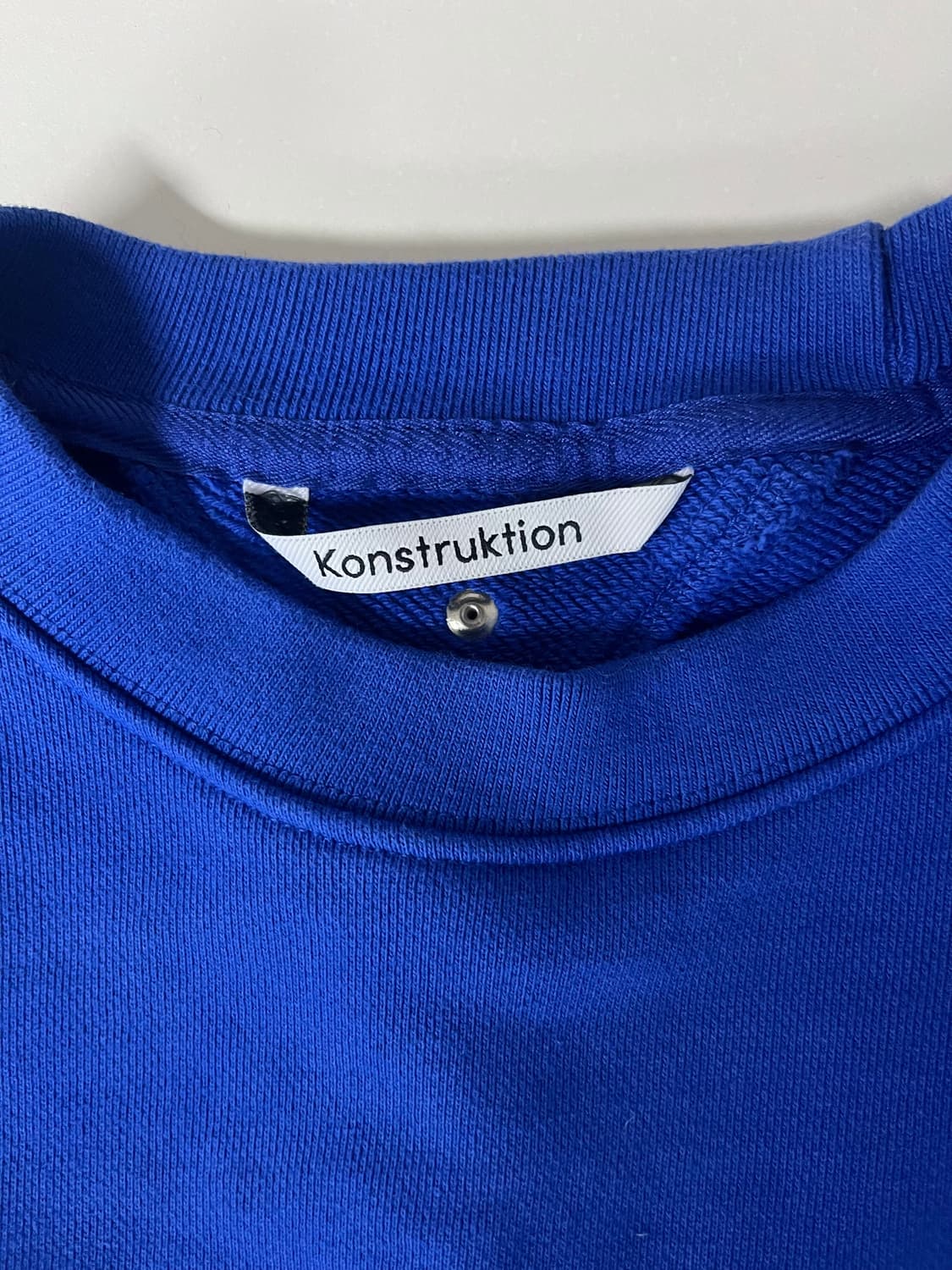 XS) 컨스트럭션 konstruktion 크롭 맨투맨 블루 상품이미지3