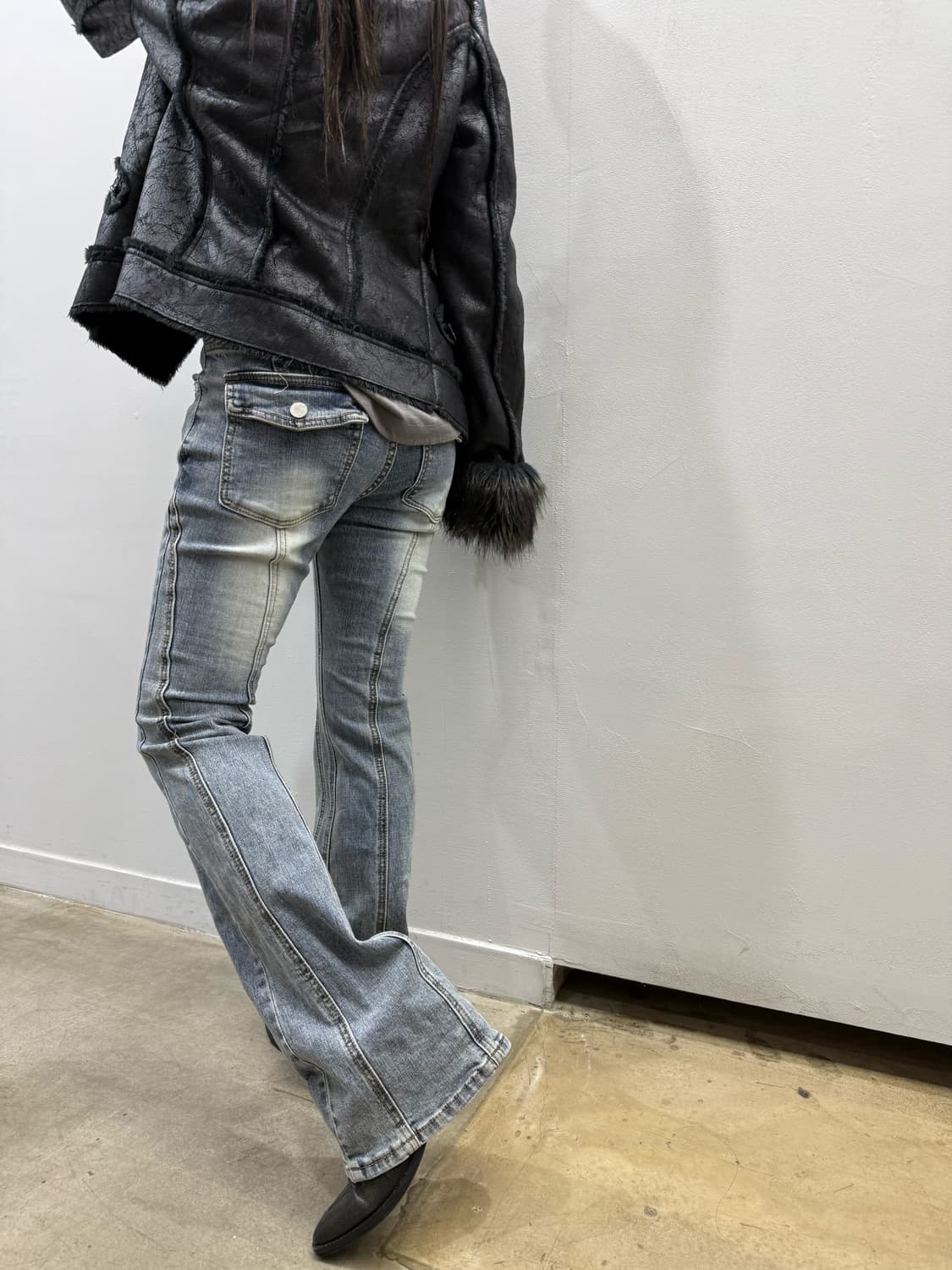 워싱 디테일 루즈핏 부츠컷 데님진 상품이미지1