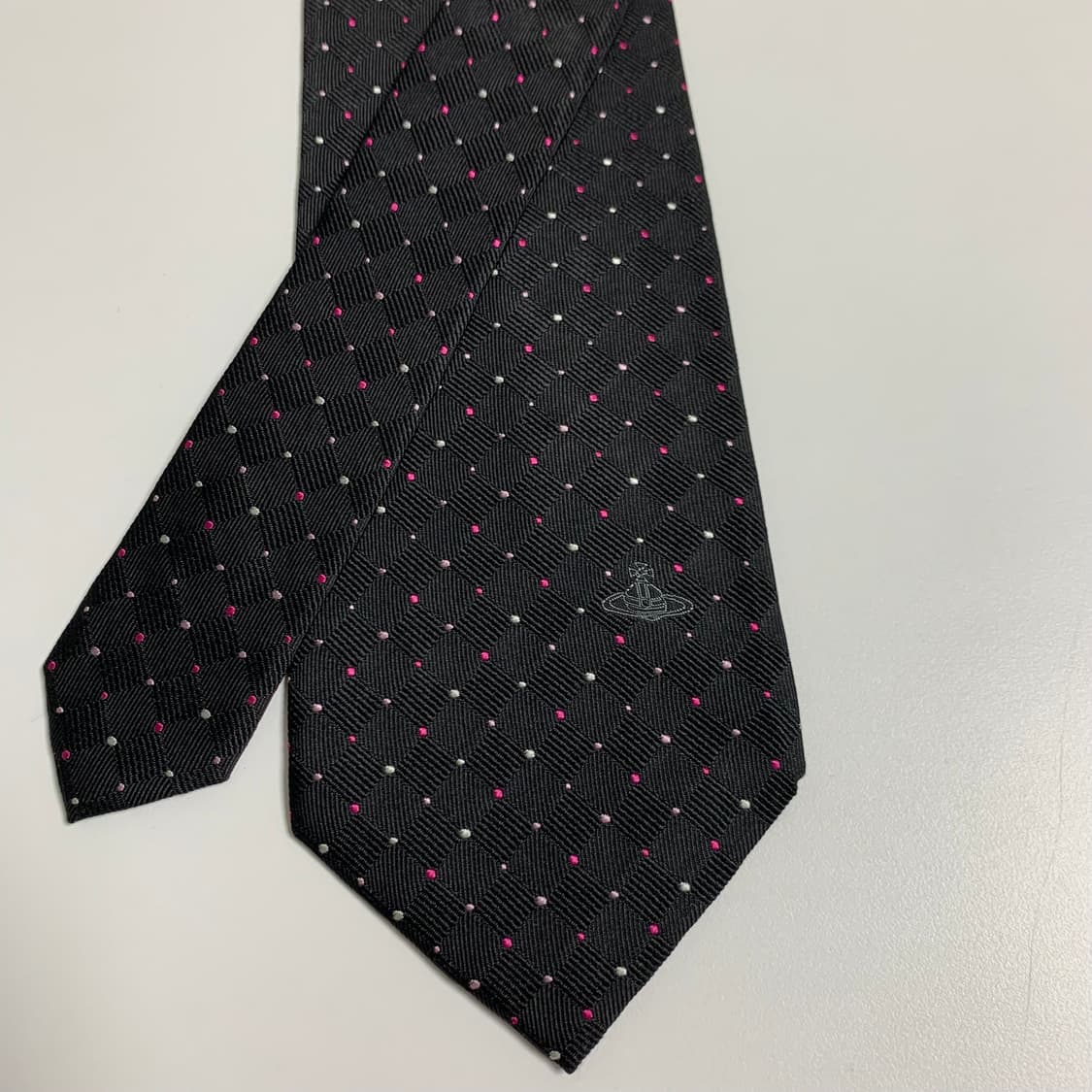 비비안웨스트우드 블랙컬러 도트넥타이 명품 최상급 A+등급 100실크 상품이미지4