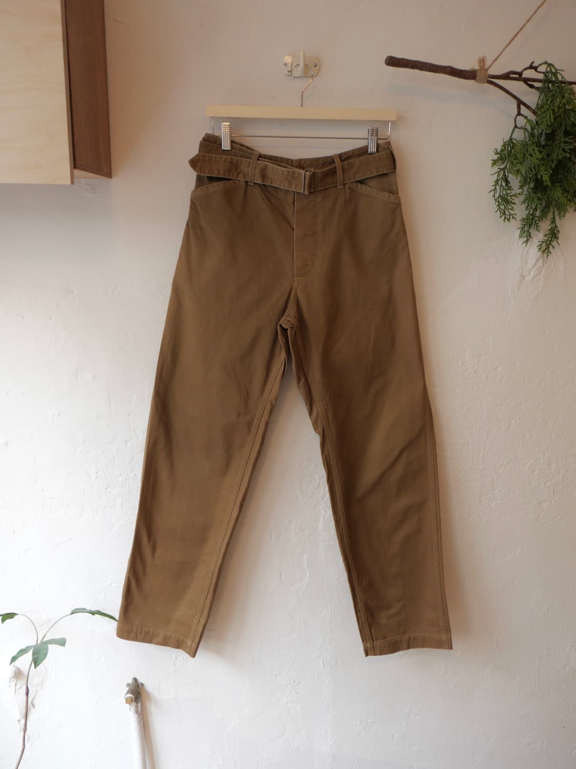 코모리 벨티드 팬츠 상품이미지2