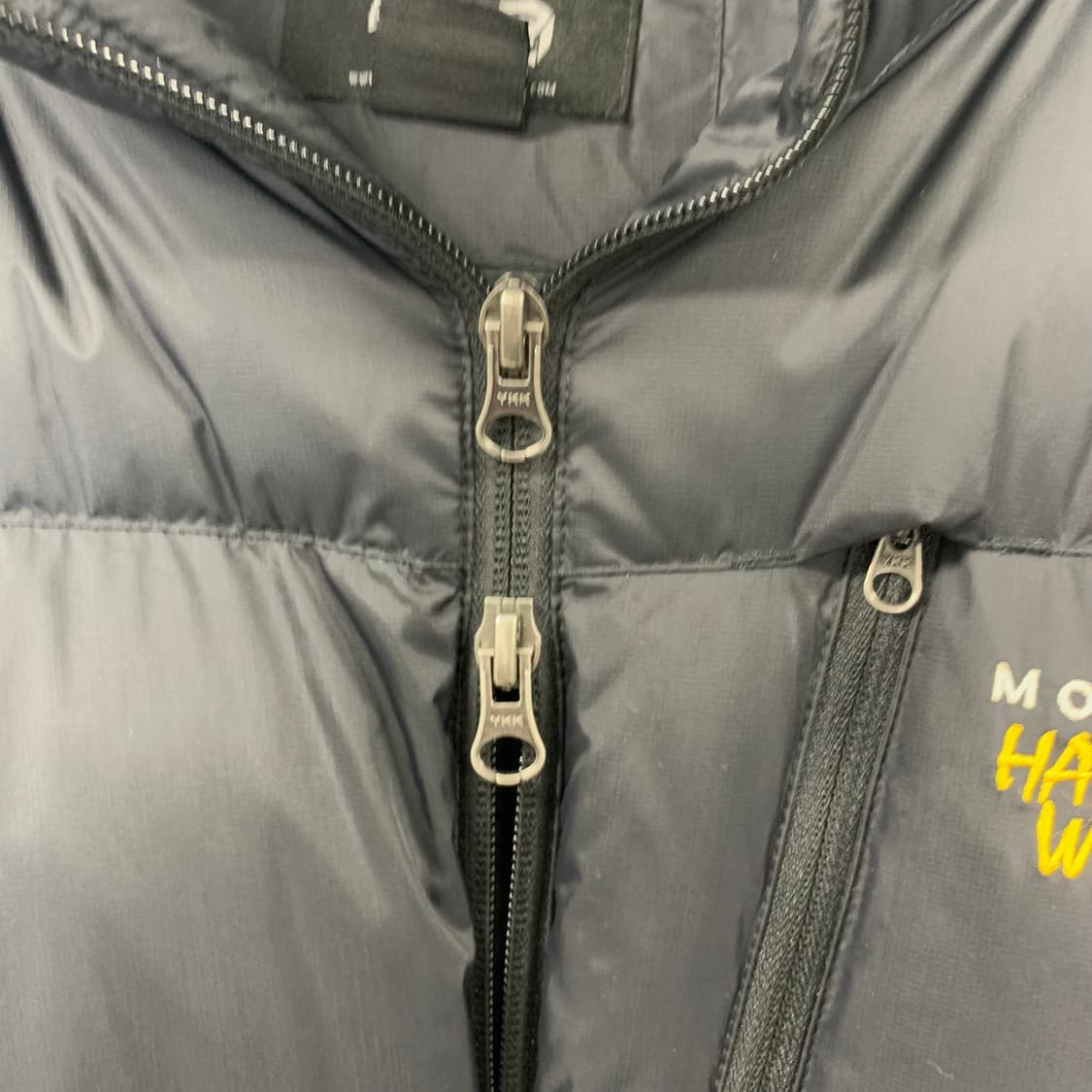 마운틴하드웨어 자수로고 블랙 패딩 상품이미지5