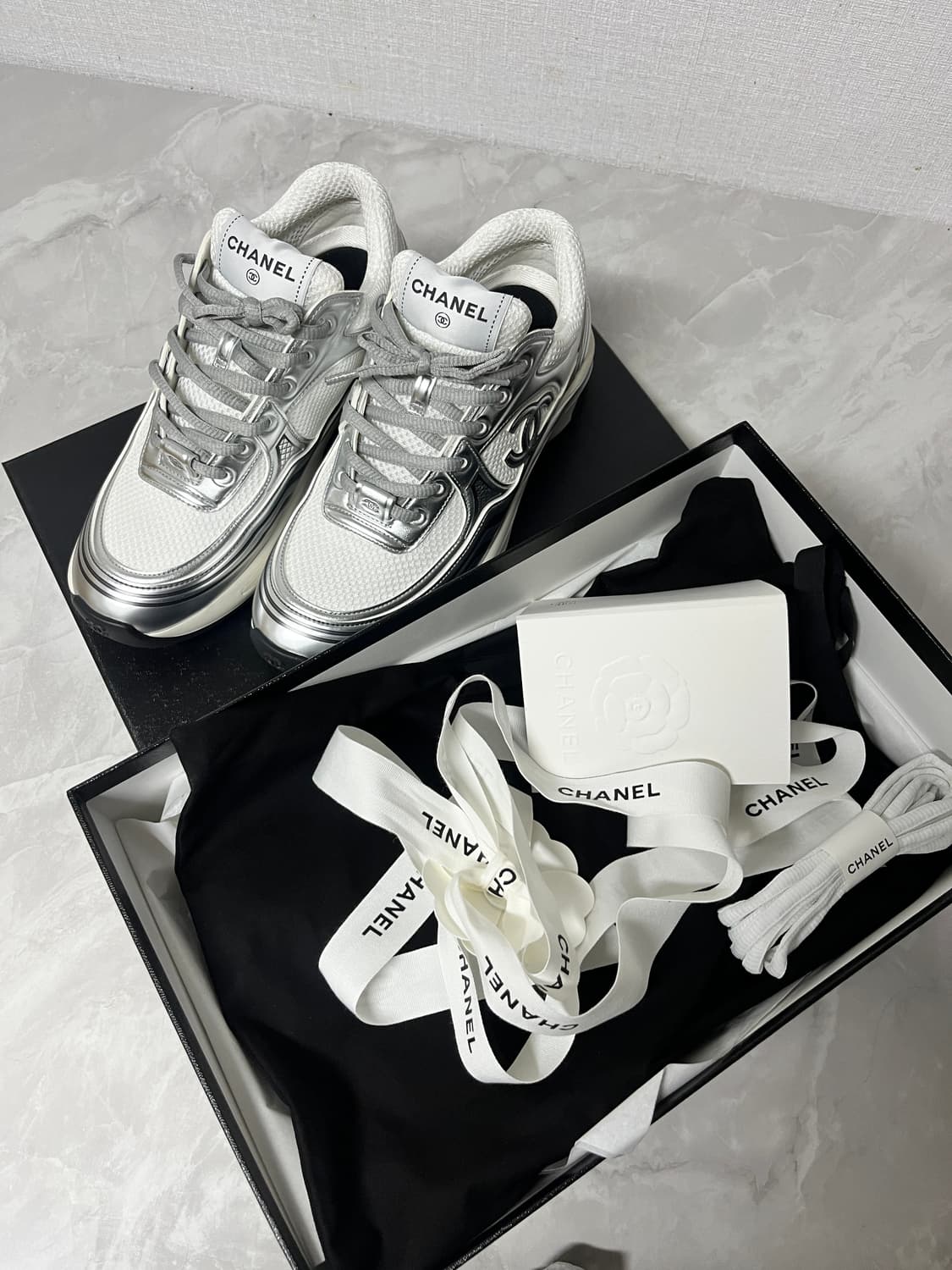 샤넬 샤식스 스니커즈 화이트/실버 37.5 새상품 상품이미지1