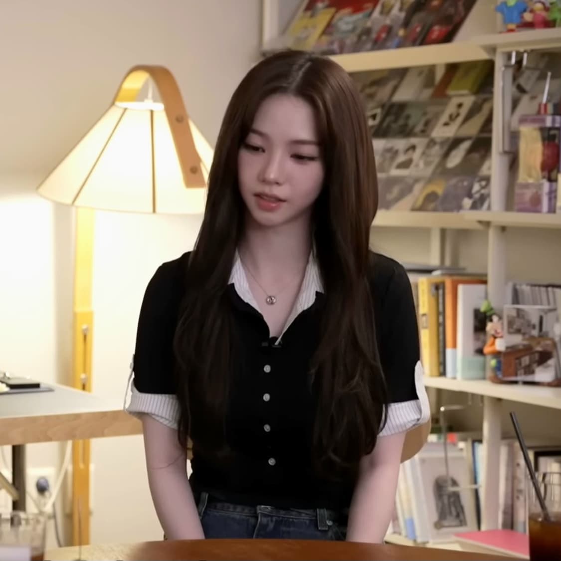 카리나 착용 원진스튜디오 카라넥 반팔 셔츠 레이어드 슬림 크롭티 그레이 상품이미지3