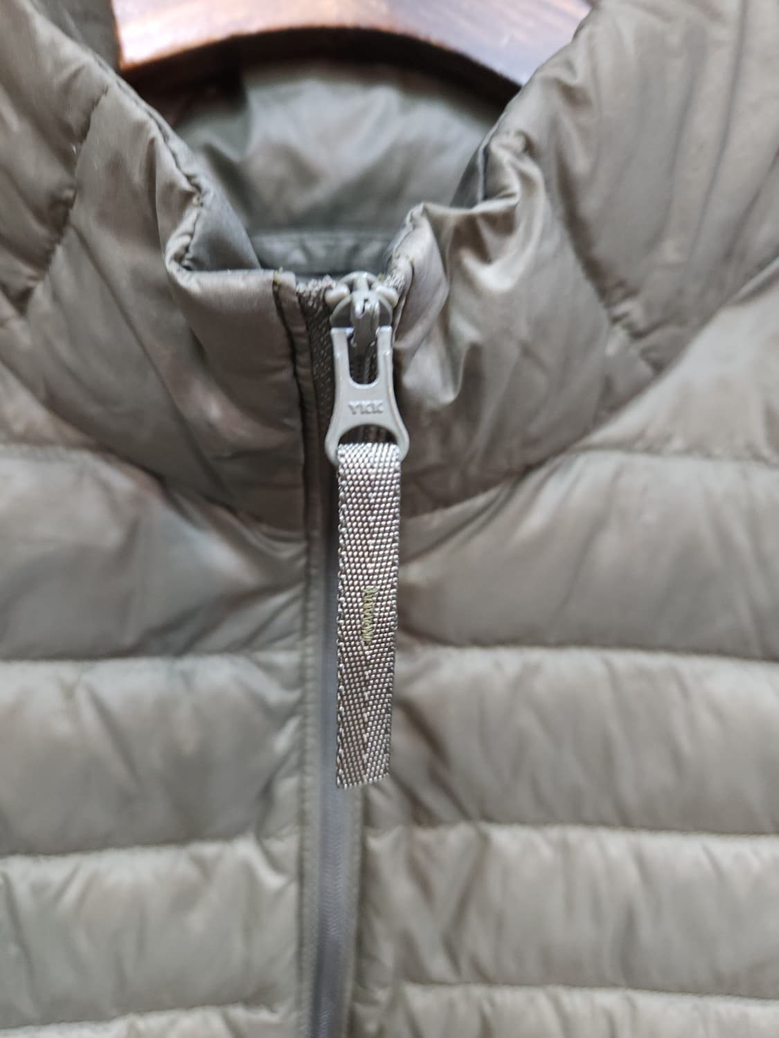 유니클로 카키 오리털 경량 패딩조끼

 상품이미지3