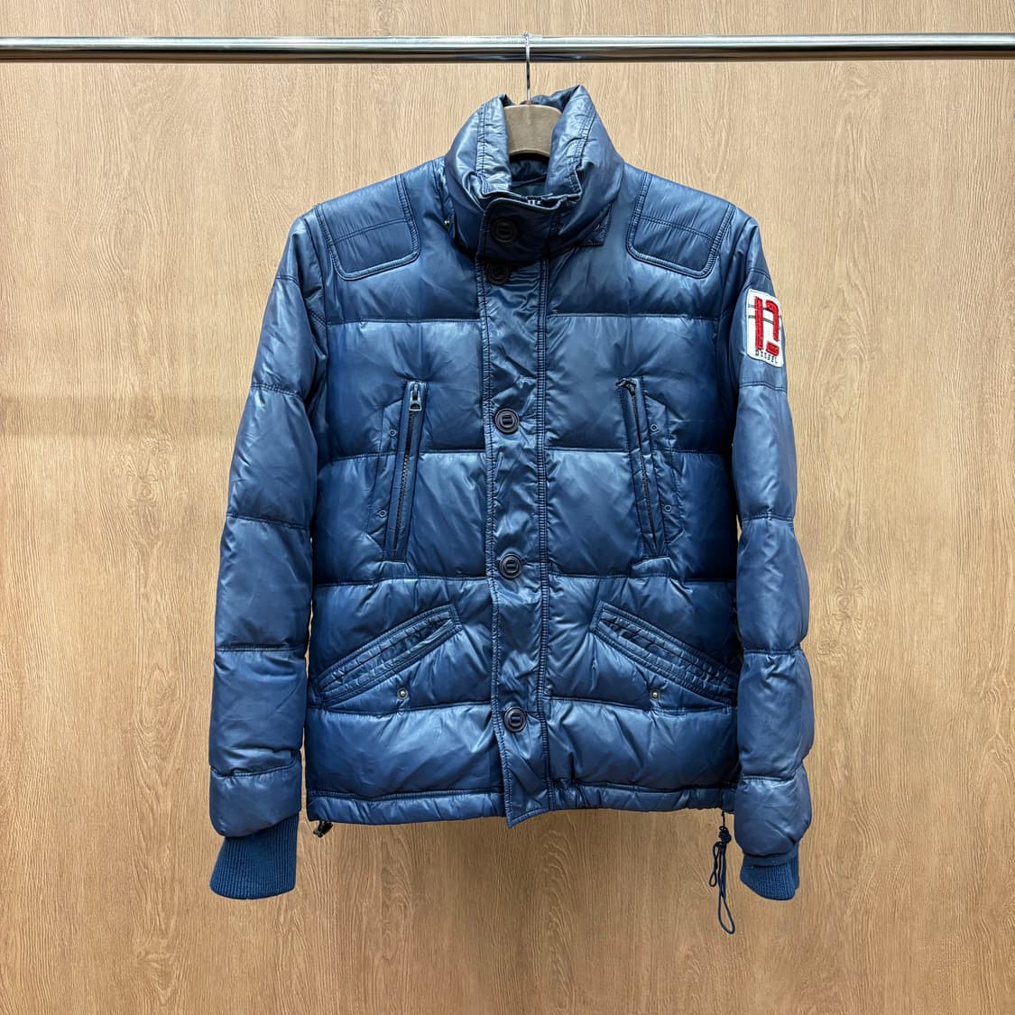 디젤 하이넥 나일론 퀄팅 패딩 점퍼 니트 시보리 로고 패치 디테일 블루 상품이미지2