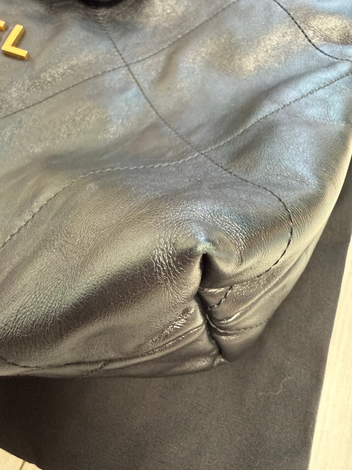 샤넬 22백 미디움 금장 상품이미지7