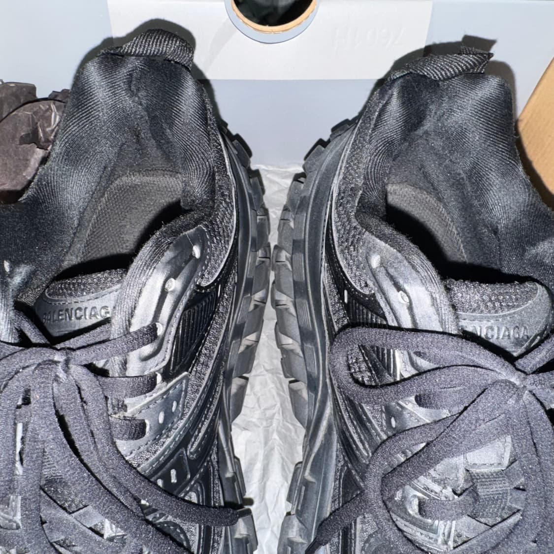 발렌시아가 디펜더 스니커즈 상품이미지6