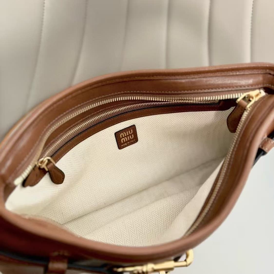 미우 미우 아벙츄어 나파 레더 백 꼬냑 상품이미지5