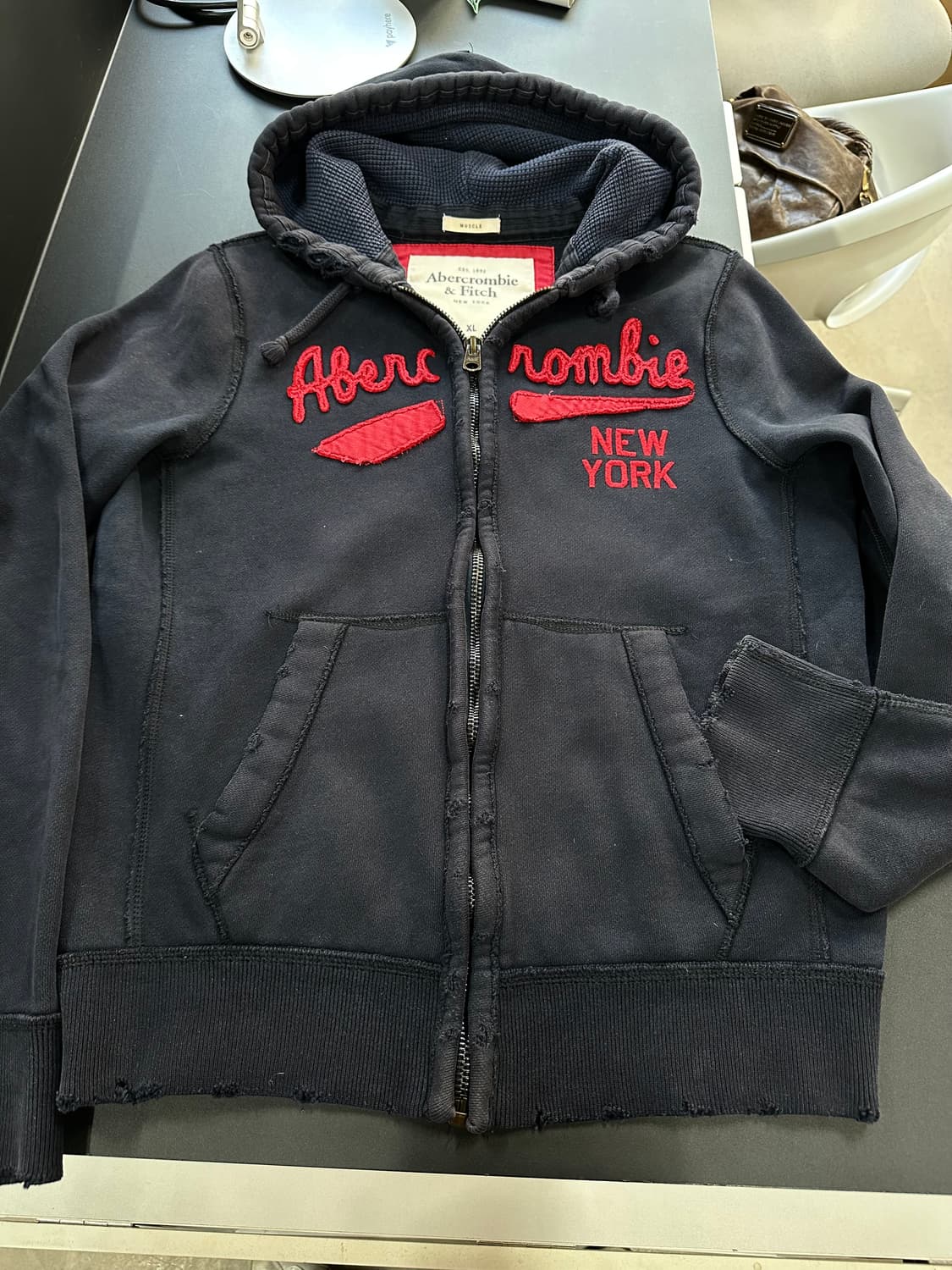 아베크롬비 머슬핏 데미지 후드집업 네이비 상품이미지4