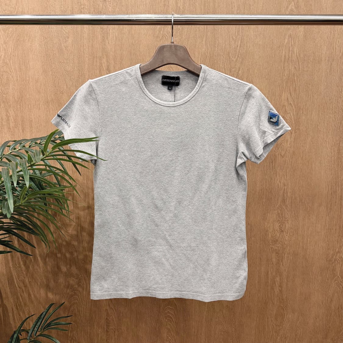 엠포리오 아르마니 라운드넥 반팔 티셔츠 로고 패치 디테일 레귤러핏 그레이 상품이미지1