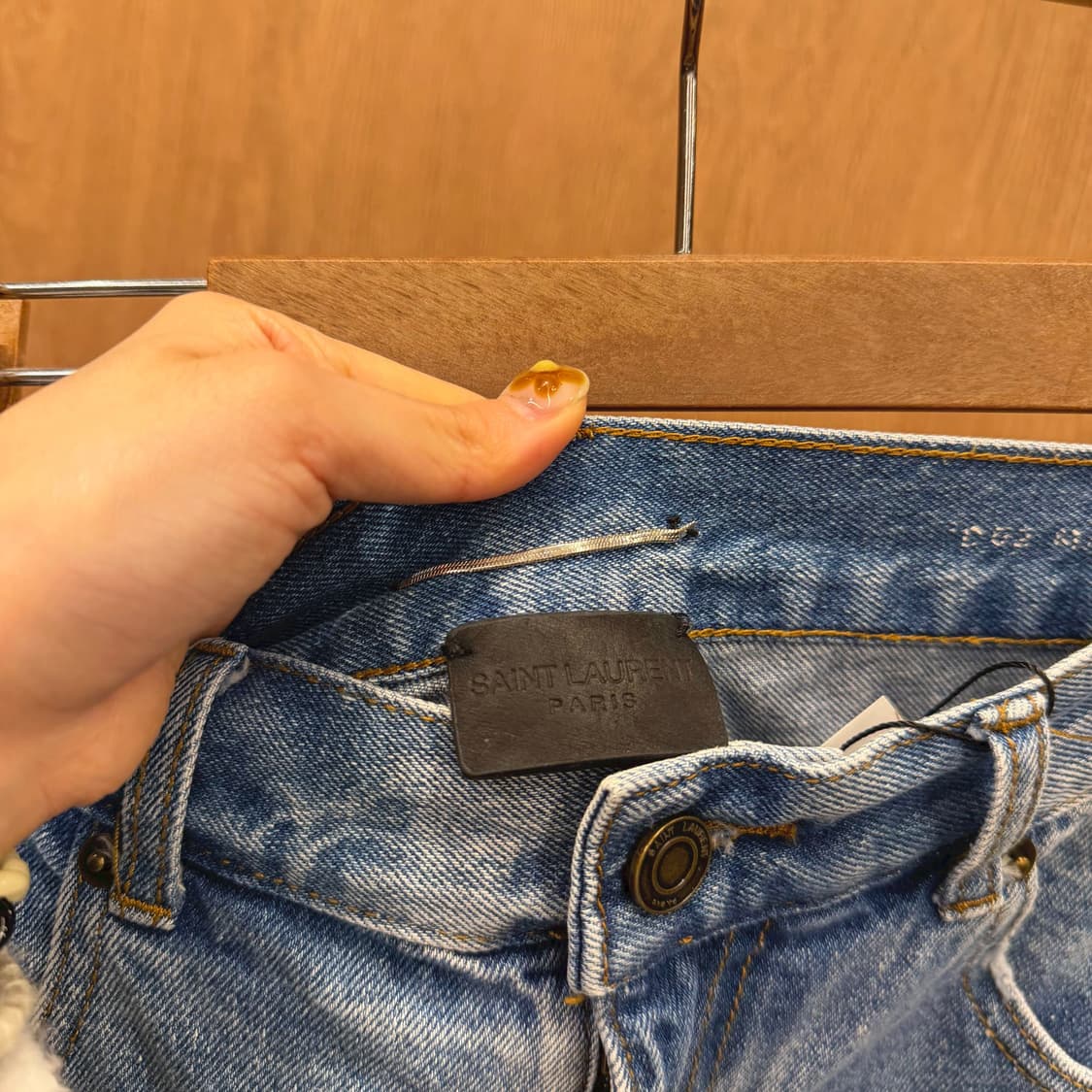 생로랑 파리 데님 팬츠 페이드 워싱 밑단 컷오프 마감 자수 디테일 연청 상품이미지7