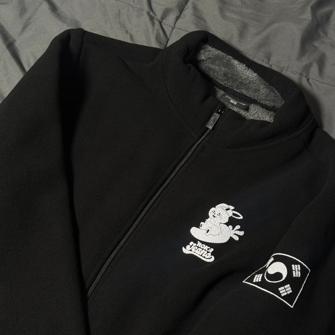 뉴진스 X 로카 후리스 105 (NEWJEANS X ROKA) 상품이미지1