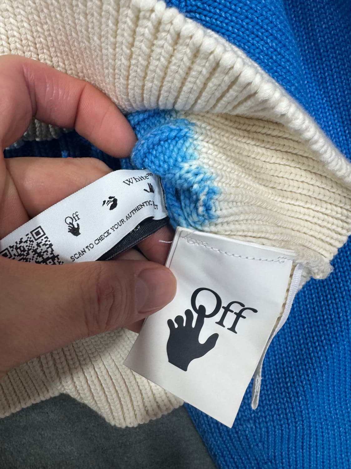 오프화이트 블루 페인티드 크롭 스웨터 34 상품이미지3