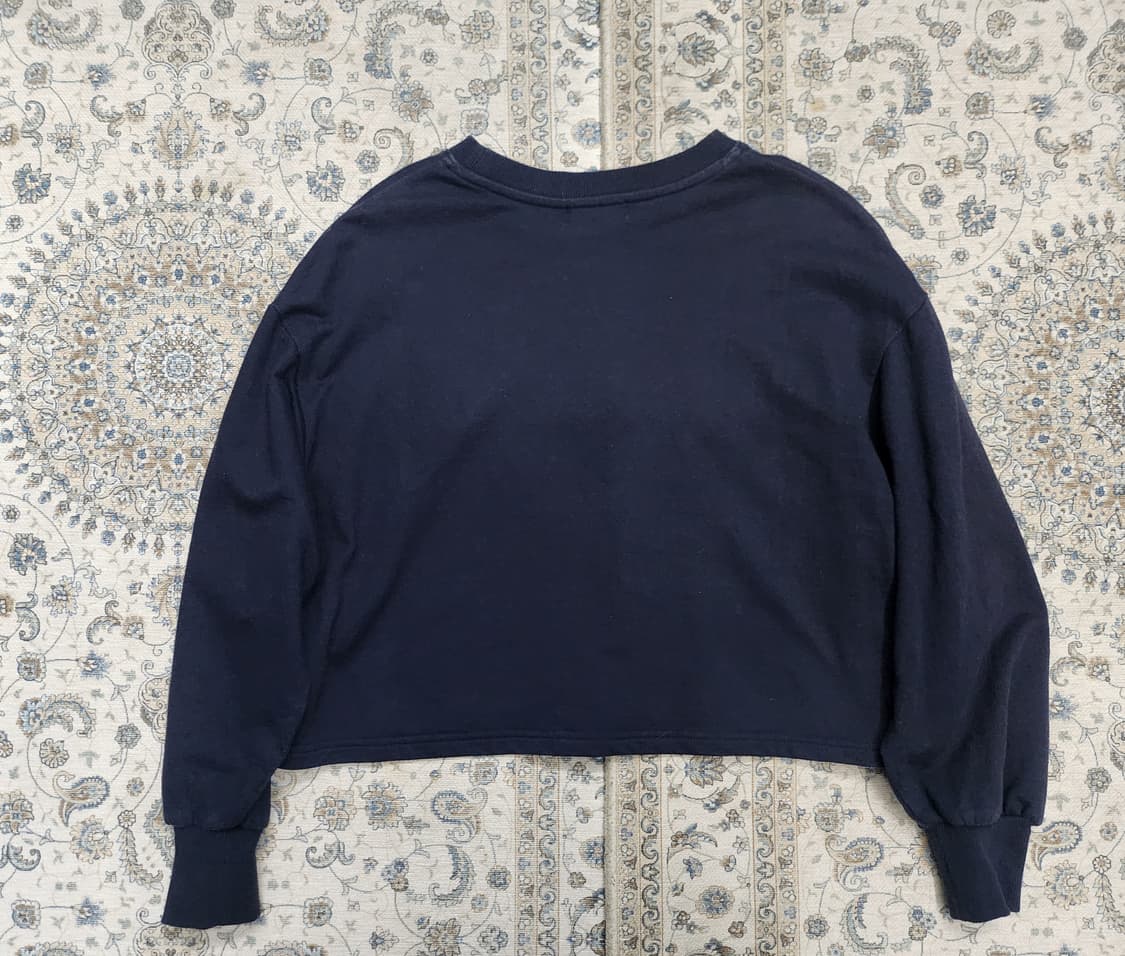 어스 뮤직 에콜로지  네이비 크롭 맨투맨 F (55반까지) 상품이미지2