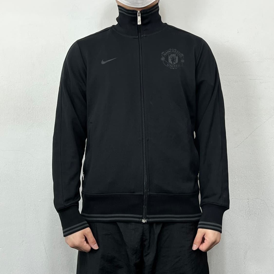 나이키 스우시 맨체스터 유나이티드 올블랙 트랙탑 져지 자켓 상품이미지3
