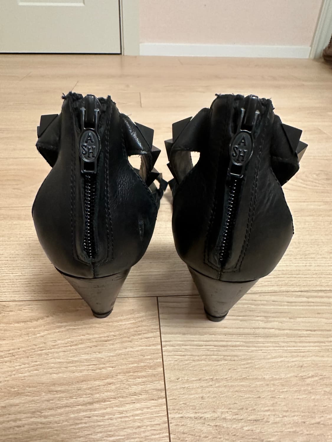 Ash 애쉬 스터드 레더 웨지 샌들 블랙 (37) 상품이미지4