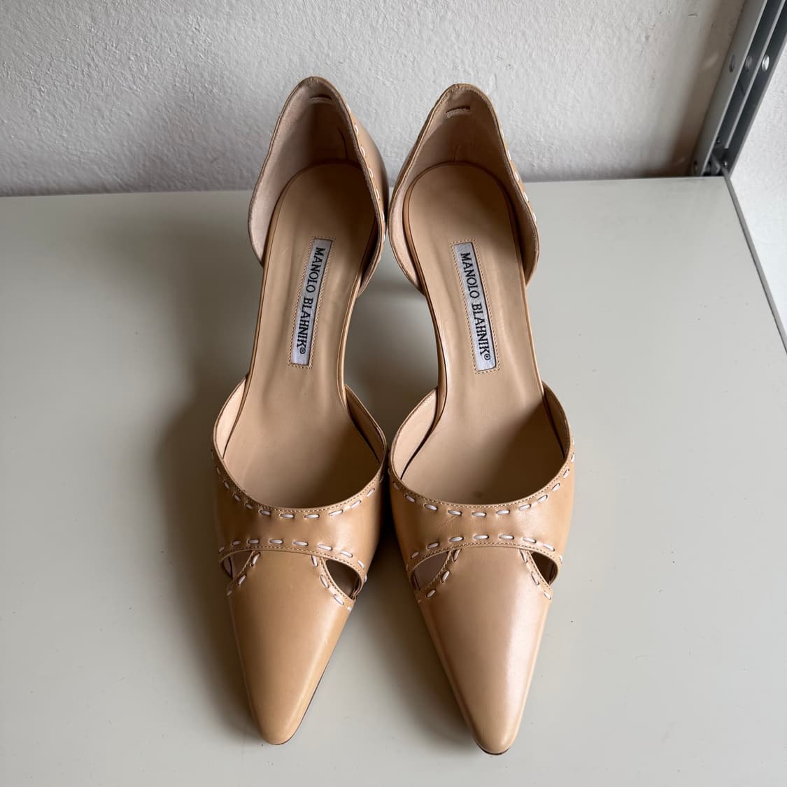 마놀로 블라닉 누디 스틸레토 컷아웃 디테일 키튼 힐 상품이미지2