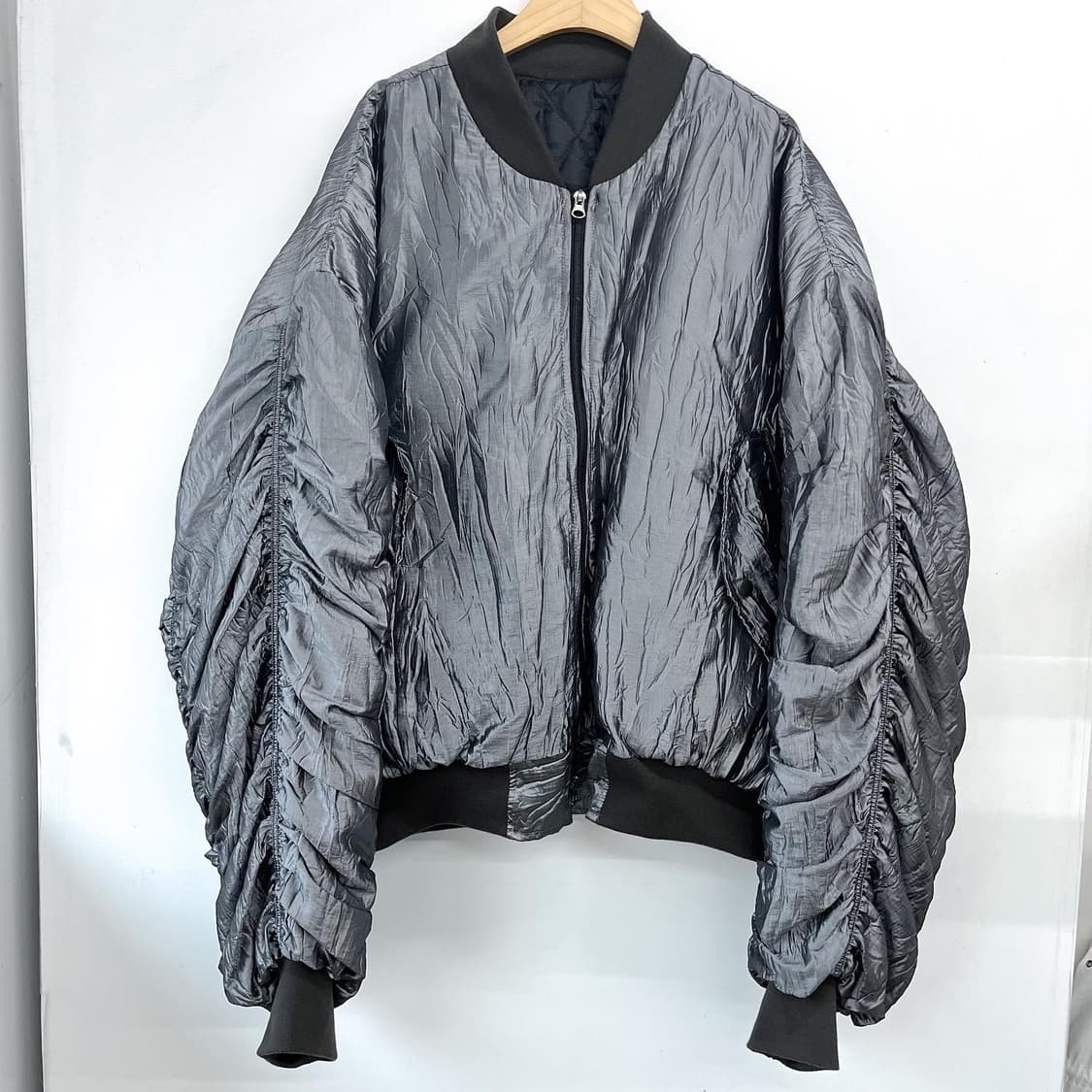 메탈릭 실버 투웨이 나일론 샤틴 셔링 퀄티드 ma-1 상품이미지2