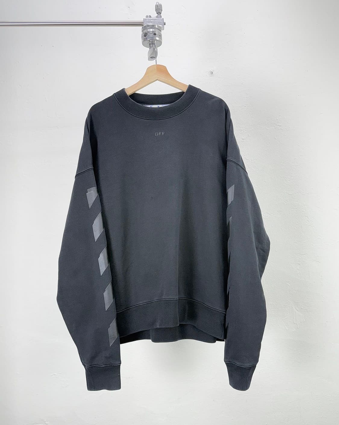 오프화이트 스케이트 애로우 러버 블랙 스웨트 셔츠 상품이미지2
