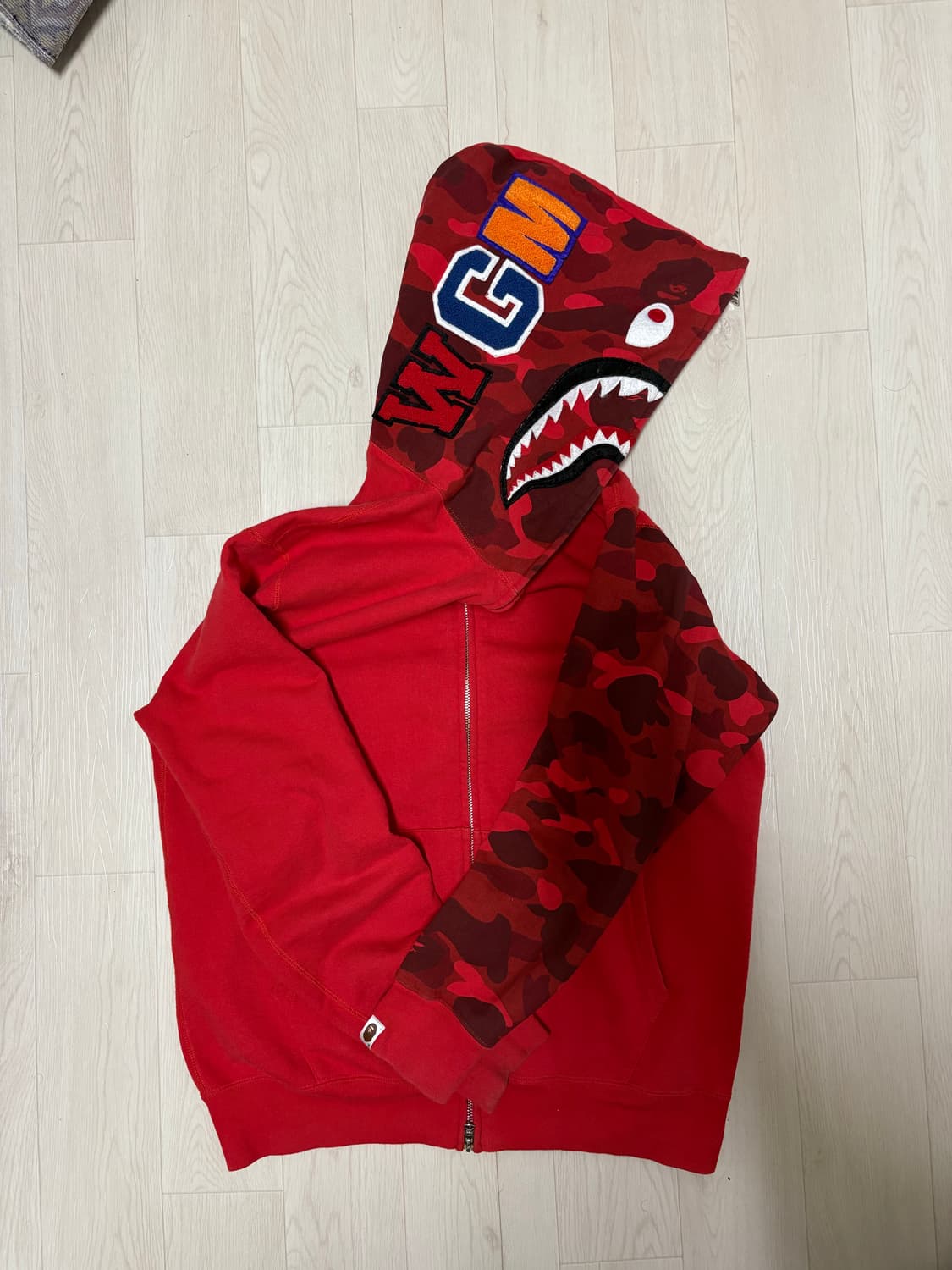 베이프 레드카모 샤크후드집업 L 판매합니다 상품이미지1