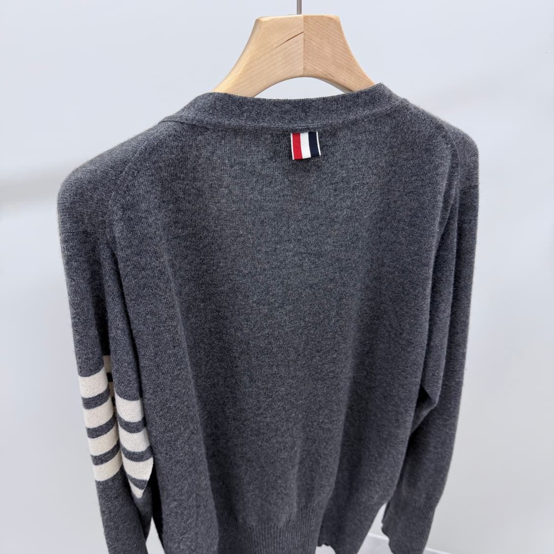 [S+급/3] 톰브라운 사선완장 캐시미어 가디건 그레이 상품이미지6